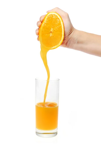 Женская рука наливает апельсиновый сок — стоковое фото