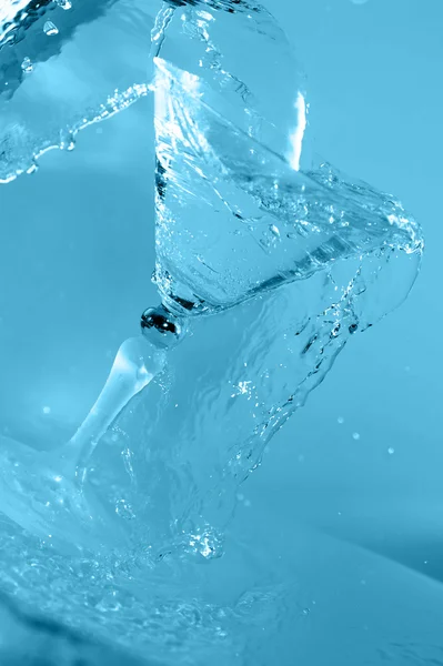 Água em copo de cocktail — Fotografia de Stock