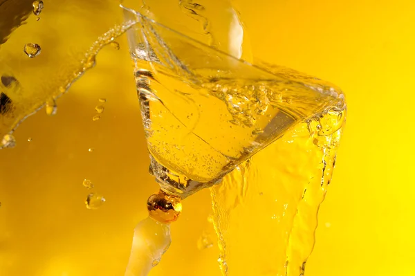 Wasser im Cocktailglas — Stockfoto