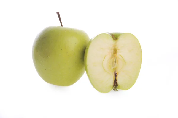 Kaksi puolikasta kypsää omenaa — kuvapankkivalokuva