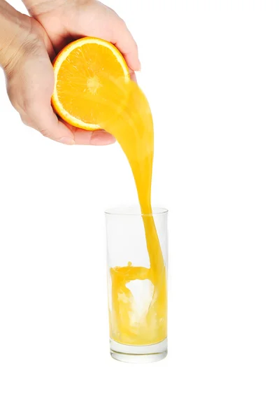 Frau gießt Orangensaft — Stockfoto