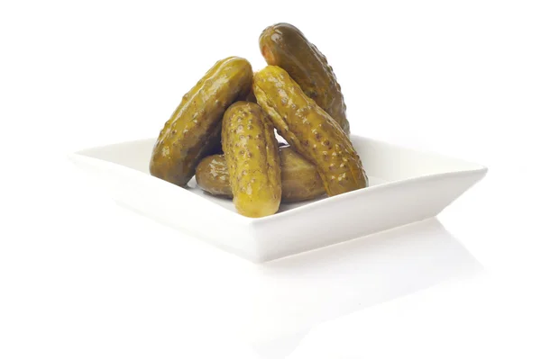 Pickles sur plaque isolée sur blanc — Photo