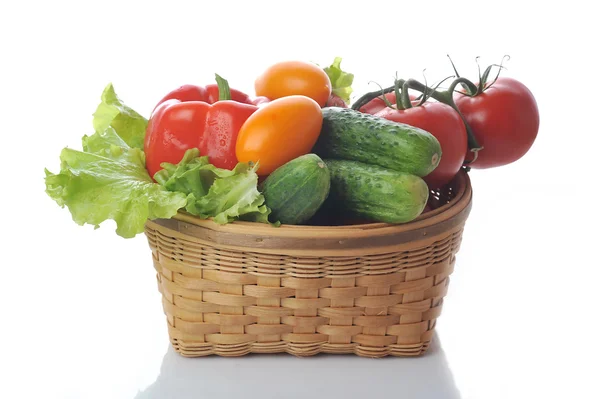 Warzywa w koszyku — Zdjęcie stockowe