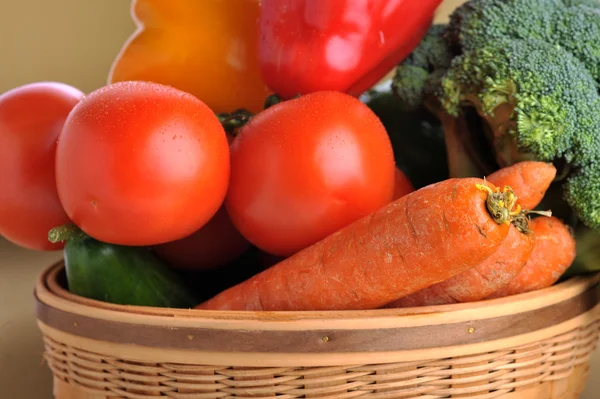 Grönsaker i korg — Stockfoto