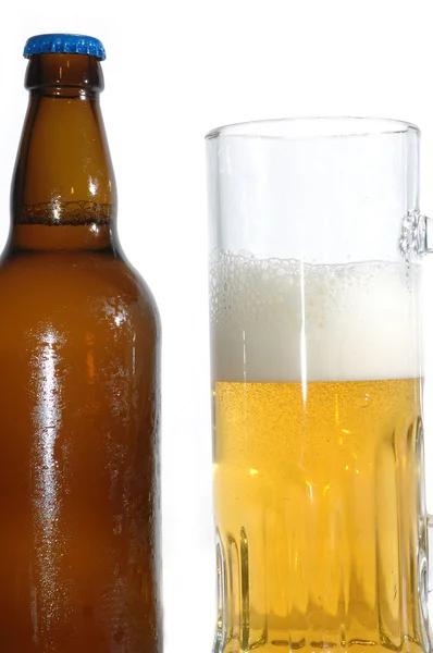 啤酒瓶和杯子 — 图库照片