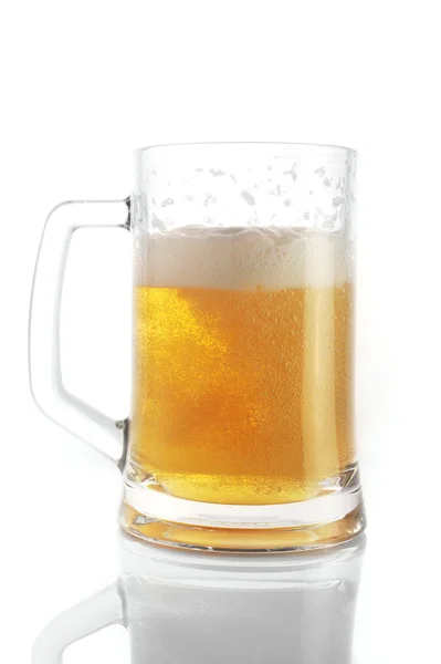 Cerveja na caneca de perto — Fotografia de Stock