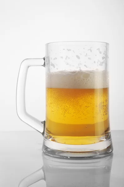 Пиво в стакане — стоковое фото