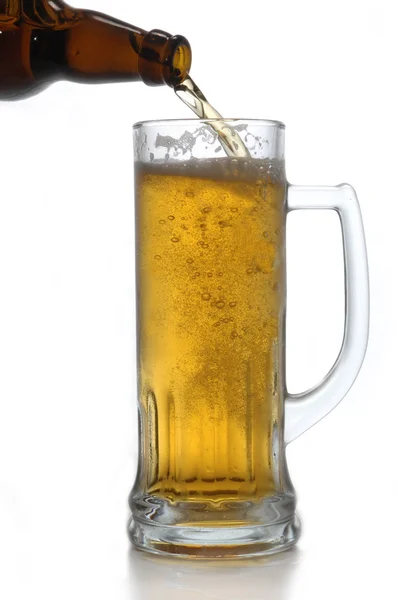 Botella de cerveza y taza —  Fotos de Stock