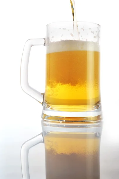 Nalít pivo ve skle — Stock fotografie