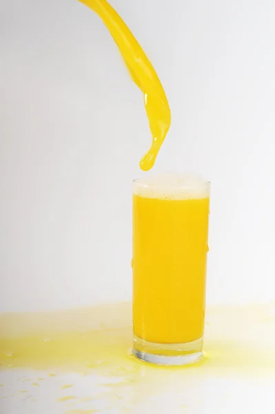 Strumień soku pomarańczowego — Zdjęcie stockowe