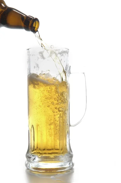 Butelka piwa i kubek — Zdjęcie stockowe