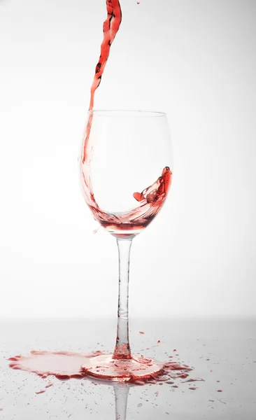 Vino tinto se vierte en vidrio — Foto de Stock
