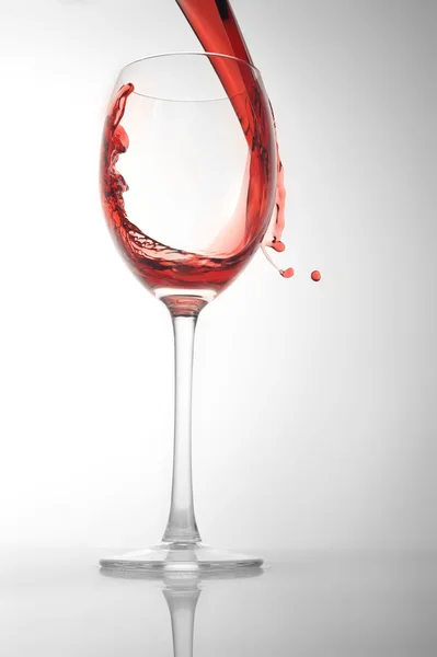 Vino rosso versare nel bicchiere — Foto Stock