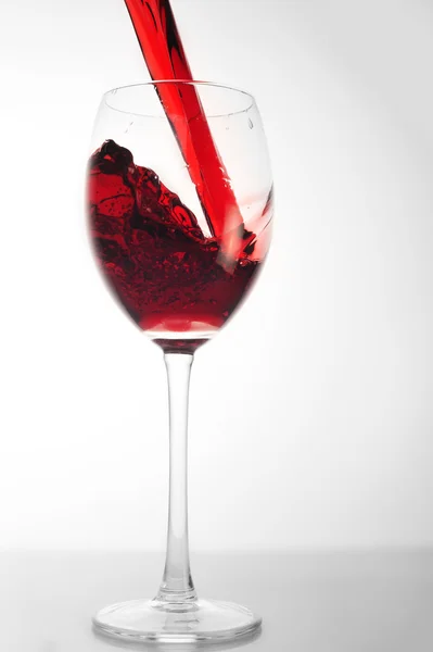 Czerwone wino wlać do szklanki — Zdjęcie stockowe