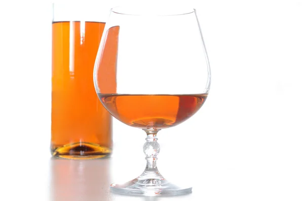 Bootle i kieliszek brandy — Zdjęcie stockowe