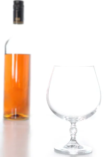 Brandy bootle och emty glas — Stockfoto