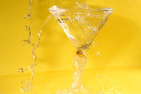 Vatten i cocktailglas — Stockfoto