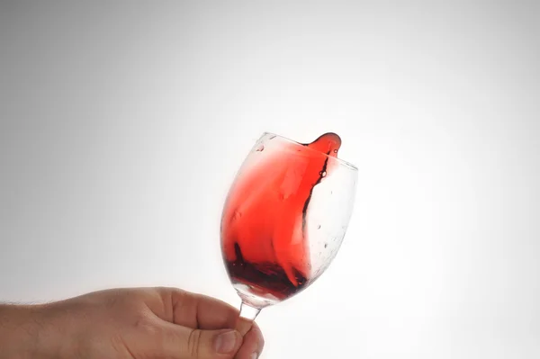 Hand som håller glaset med vin — Stockfoto