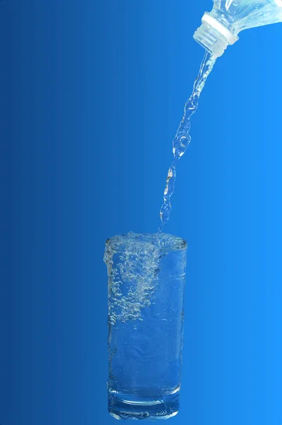Voda teče z láhve — Stock fotografie