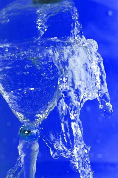 Вода в коктейльному склі — стокове фото