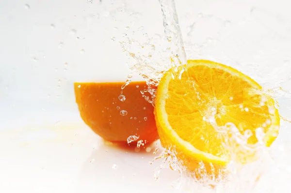 Su sıçramalarına portakal — Stok fotoğraf