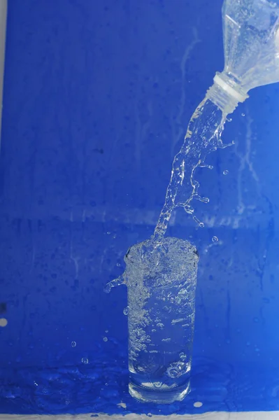 Wasser fließt aus der Flasche — Stockfoto