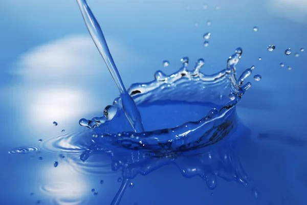 Vattendroppar träder i vatten — Stockfoto
