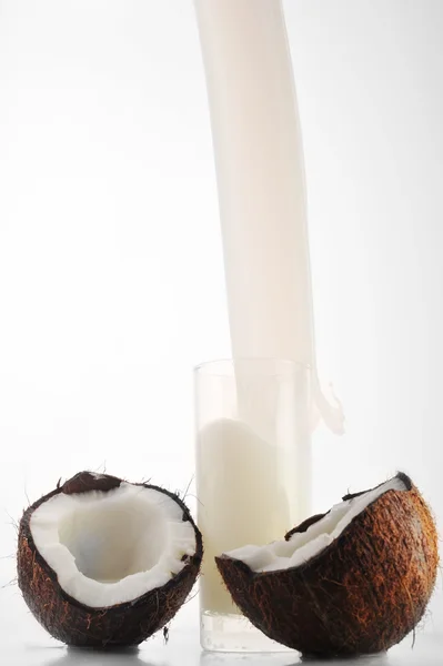 Leite de coco em vidro — Fotografia de Stock