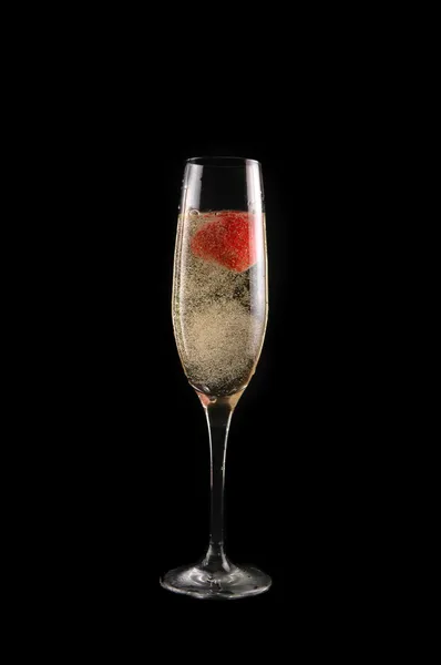Бокал шампанского с клубникой — стоковое фото