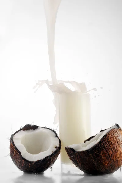 Kokossaft ins Glas gießen — Stockfoto