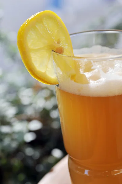 Cerveja com limão na mesa — Fotografia de Stock