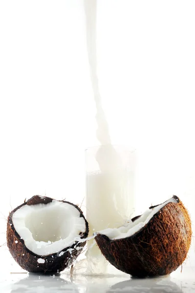 Kokossaft gießen — Stockfoto