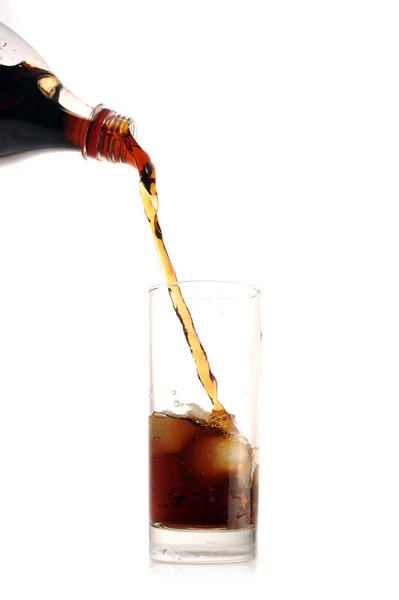 Cola versare nel bicchiere su bianco — Foto Stock