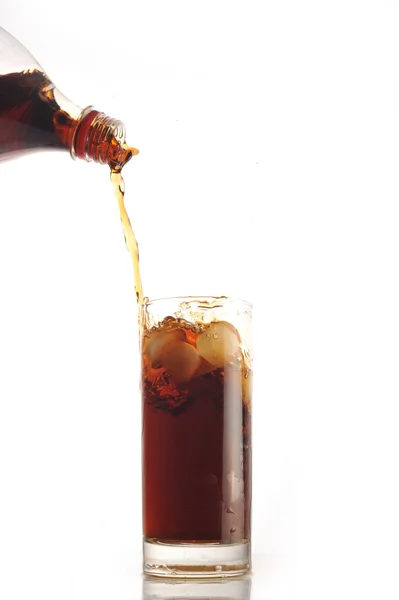 Cola wlać do szklanki — Zdjęcie stockowe