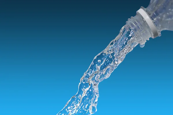 Fluxos de água da garrafa — Fotografia de Stock