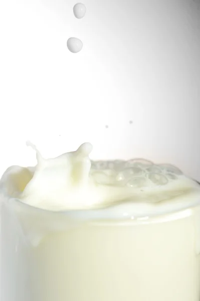 Copo cheio de leite — Fotografia de Stock