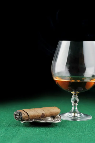 Cigarros y bebidas —  Fotos de Stock