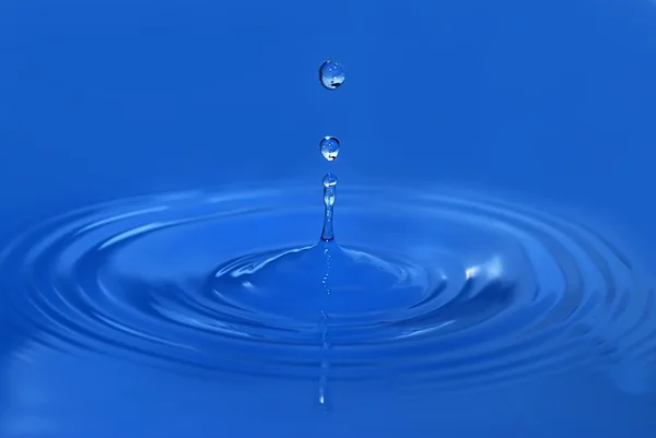 Kapky vody vstoupí do vody — Stock fotografie
