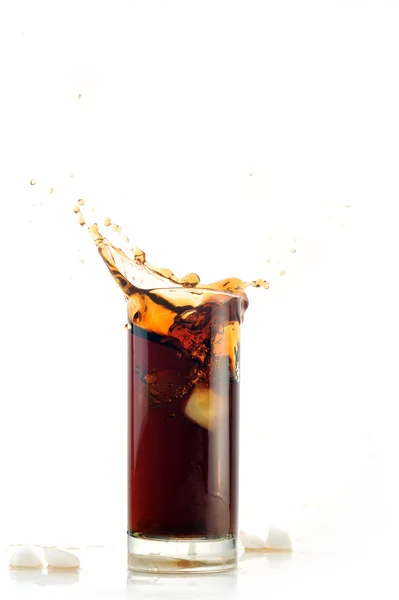 Ijs druppels in cola met spatten — Stockfoto