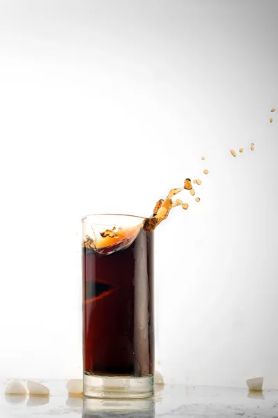 Bicchiere con bevanda fredda — Foto Stock