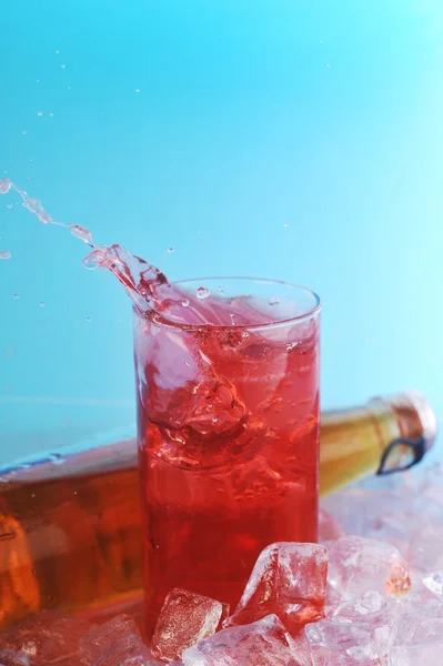 Vidro com bebida — Fotografia de Stock