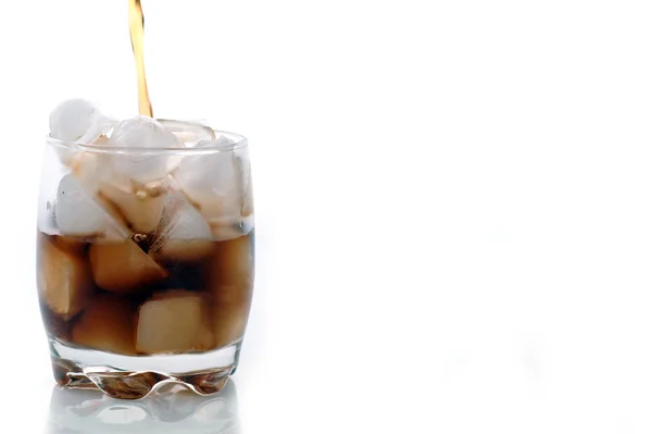 コーラと氷グラス — ストック写真