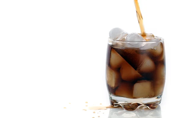 Glas med cola och is — Stockfoto