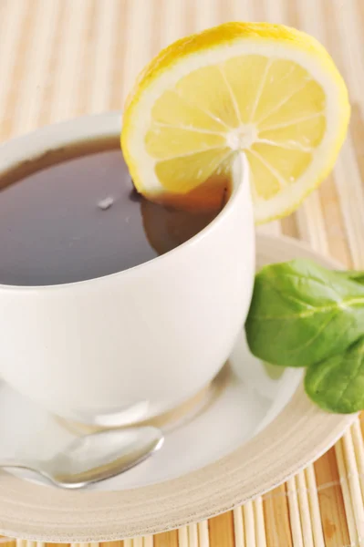 Chávena cheia de chá com limão — Fotografia de Stock