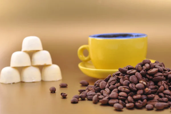 Kaffebønner og beger – stockfoto