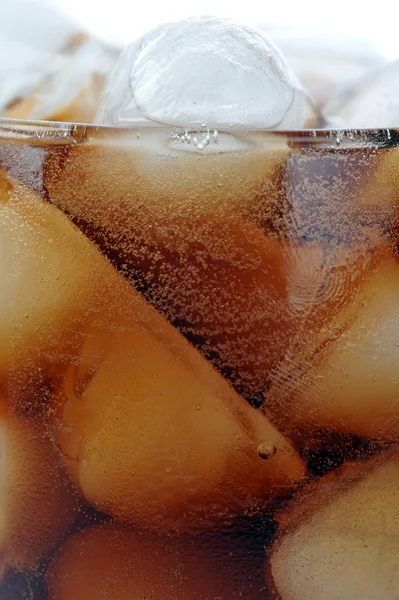 Glas dengan cola dan es — Stok Foto