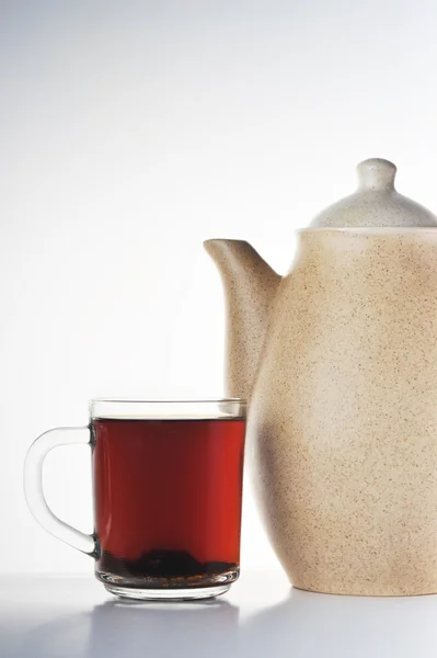 Tasse Tee und Teekanne — Stockfoto