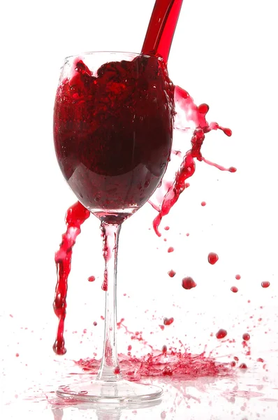Налейте вино в бокал — стоковое фото