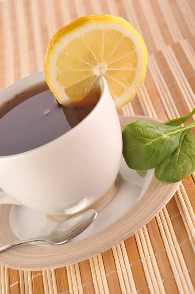 Taza llena de té con limón — Foto de Stock