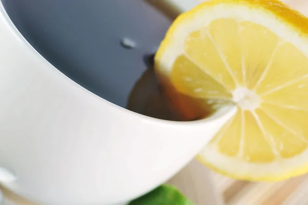Pleine tasse de thé au citron — Photo
